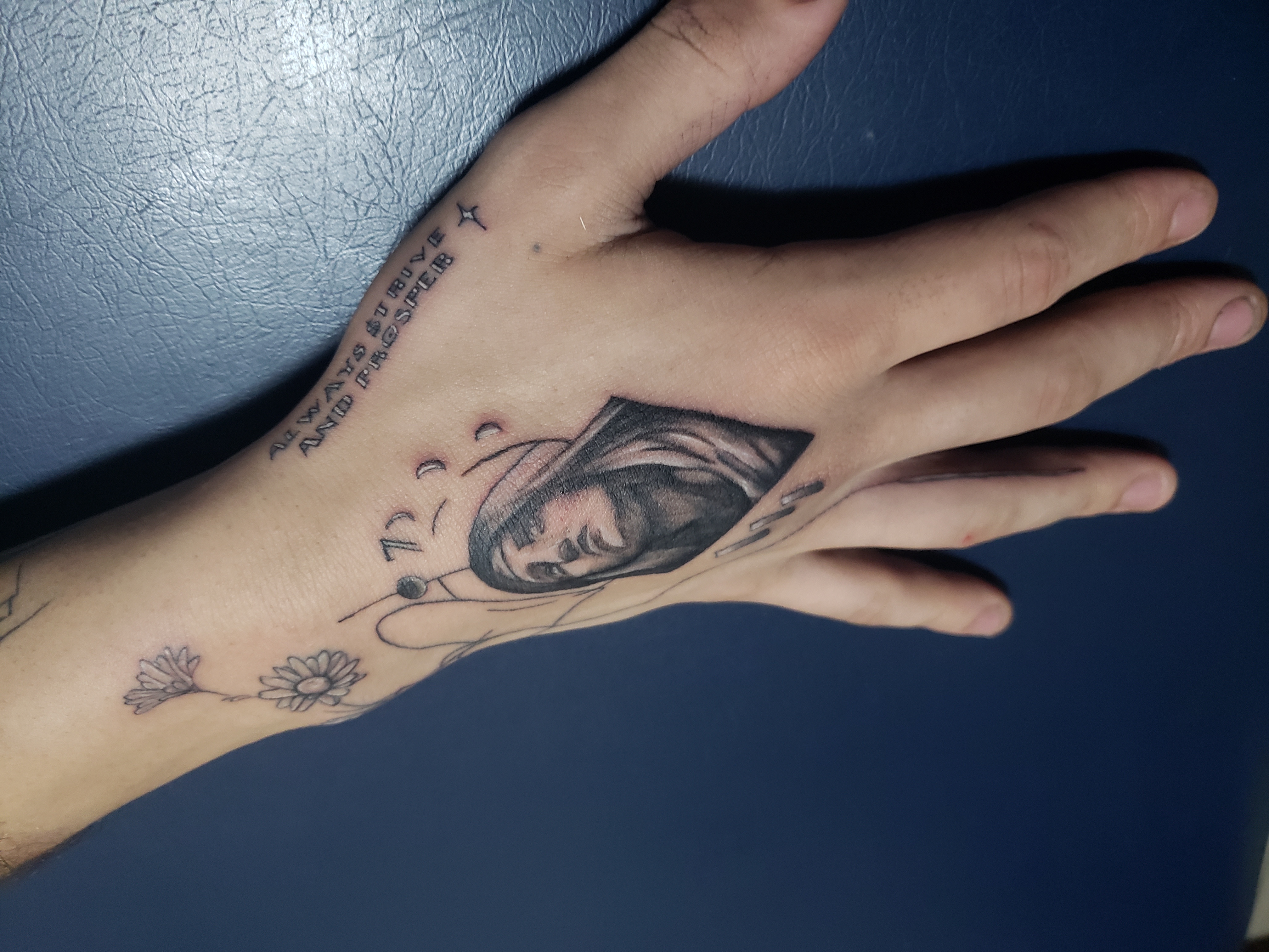 Tatuagem realista na mão