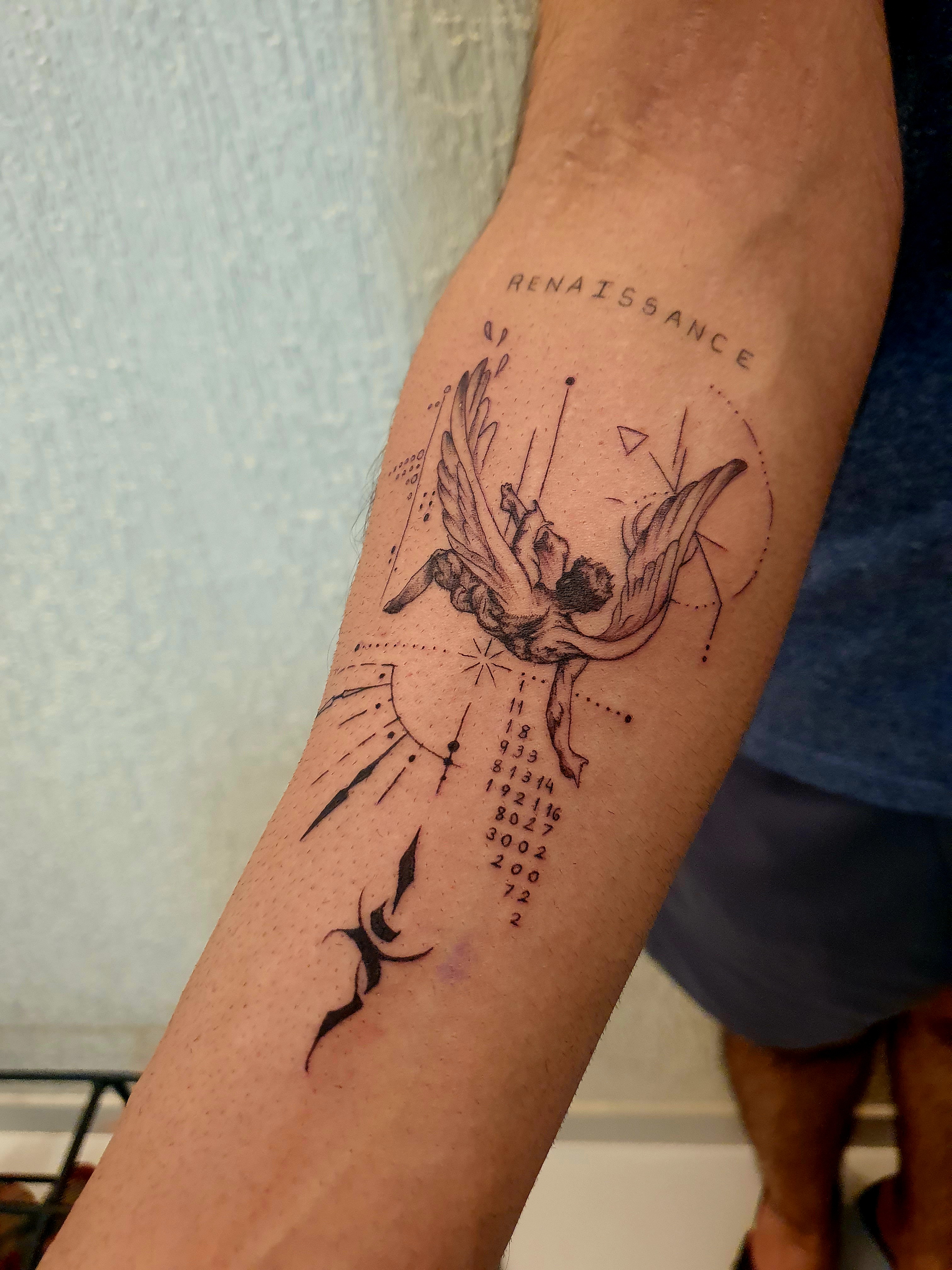 Tatuagem de pássaro e elementos gráficos